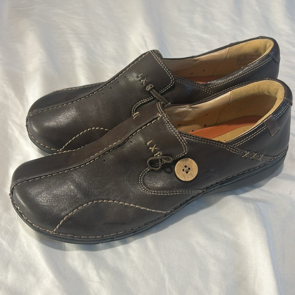 Clarks Brown Leather Loafers Classic Moccasin Style - Picture 2 of 8